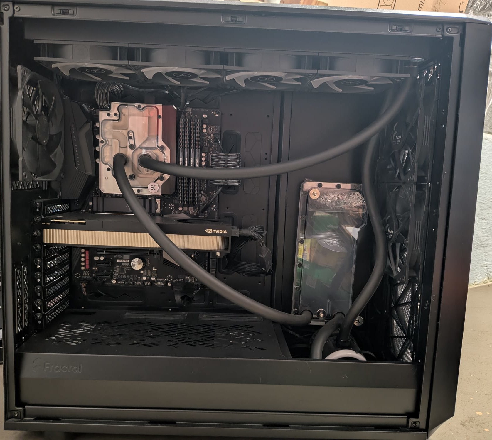 Geöffnete lokale KI-Workstation mit Grafikkarte und Wasserkühlung